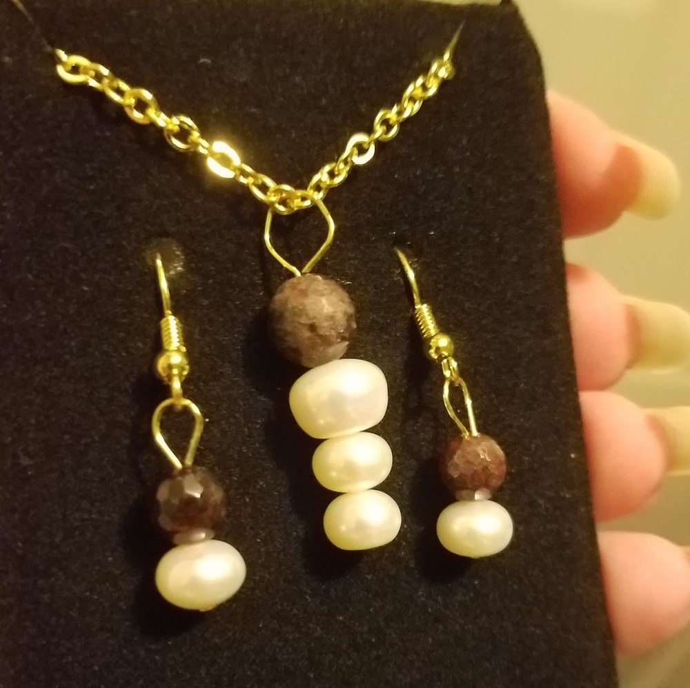 Pearl necklace and earrings (set)